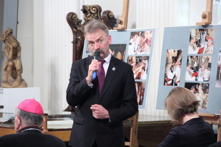 Wystawa poświęcona prymasowi Glempowi
