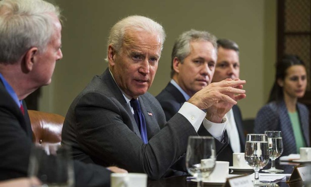 Biden apeluje do Janukowycza
