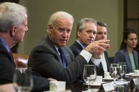 Biden apeluje do Janukowycza