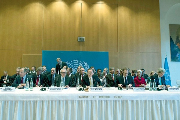 Rokowania w Montreux. Pierwszy z lewej: minister spraw zagranicznych Rosji Siergiej Ławrow. W środku: sekretarz generalny ONZ Ban Ki Moon. Pierwszy z prawej: sekretarz stanu USA John Kerry
