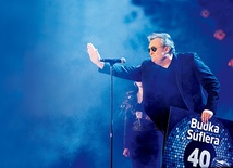 Wokalista Krzysztof Cugowski podczas jednego z jubileuszowych koncertów