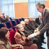 Dr inż. Zbigniew Wysocki przekazuje odnalezioną pracę, napisaną przez prof. Wilibalda Winklera,  jego żonie Teresie