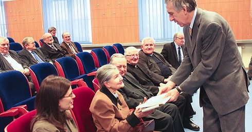 Dr inż. Zbigniew Wysocki przekazuje odnalezioną pracę, napisaną przez prof. Wilibalda Winklera,  jego żonie Teresie