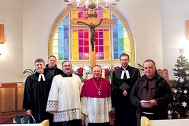  Duchowni dwóch kościołów (od lewej): ks. Henryk Reske, o. Melchizedek Olejok, ks. Eugeniusz Gogoliński, bp Gerard Kusz, ks. Sebastian Mendrok, o. Błażej Goniwiecha 