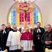  Duchowni dwóch kościołów (od lewej): ks. Henryk Reske, o. Melchizedek Olejok, ks. Eugeniusz Gogoliński, bp Gerard Kusz, ks. Sebastian Mendrok, o. Błażej Goniwiecha 