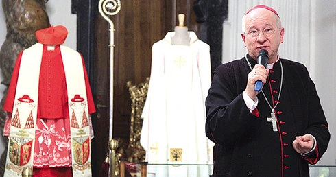 Biskup Andrzej F. Dziuba na tle ekspozycji