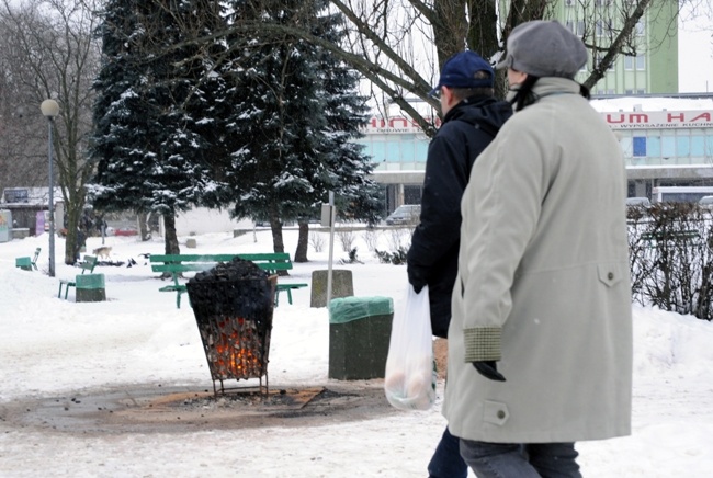 Mrozy i śnieżyce zagrażają życiu