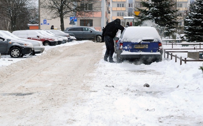 Mrozy i śnieżyce zagrażają życiu