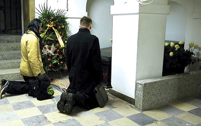  Wielu wiernych skorzystało z okazji, by modlić się przy grobie kardynała