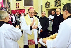  Bp Wojciech Polak pobłogosławił chleb, którym tradycyjnie już połamali się uczestnicy spotkania