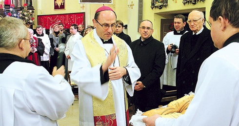  Bp Wojciech Polak pobłogosławił chleb, którym tradycyjnie już połamali się uczestnicy spotkania