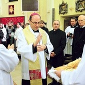  Bp Wojciech Polak pobłogosławił chleb, którym tradycyjnie już połamali się uczestnicy spotkania