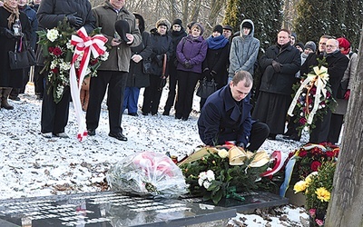 W niedzielę 26 stycznia przedstawiciele różnych organizacji i okoliczni mieszkańcy zapalili znicze w łambinowickim obozie