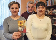 Anna Mazur, ks. Adam Szubka oraz Halina Mrzygłód opowiadają o wyjątkowym zwyczaju w swojej parafii