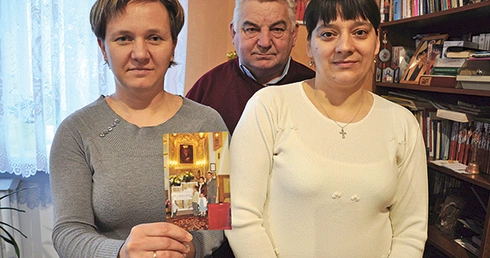  Anna Mazur, ks. Adam Szubka oraz Halina Mrzygłód opowiadają o wyjątkowym zwyczaju w swojej parafii