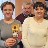  Anna Mazur, ks. Adam Szubka oraz Halina Mrzygłód opowiadają o wyjątkowym zwyczaju w swojej parafii