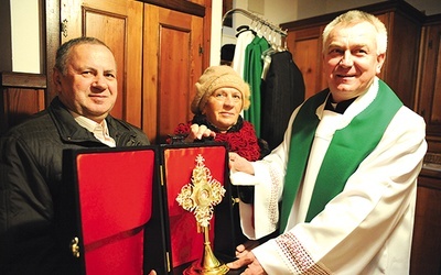  Barbara i Jerzy Baryłkowie są szczęśliwi, że mogli mieć relikwie bł. Jana Pawła II w swoim domu. Oddają je ks. Andrzejowi Tuszyńskiemu, by mogła je zabrać kolejna rodzina