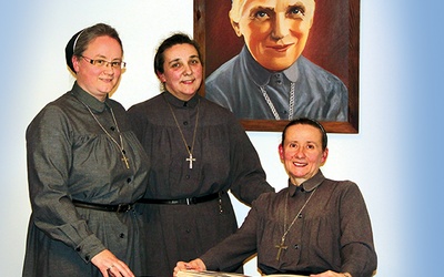 Na zdjęciu: Siostry urszulanki chętnie zaglądają do kronik ich domu. Od lewej s. Marlena Sommer, s. Małgorzata Binkowska, s. Krystyna Lewalska