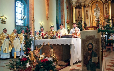  Bp Roman Pindel stanął przy ołtarzu z ks. Stanisławem Jaśkowcem i ks. prał. Zdzisławem Kałwą