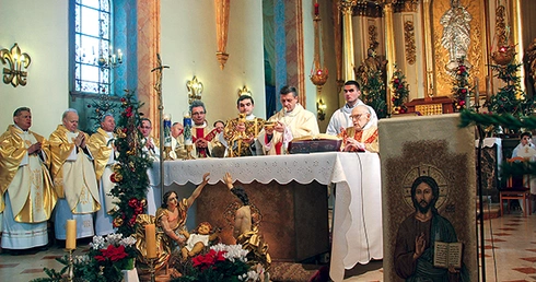  Bp Roman Pindel stanął przy ołtarzu z ks. Stanisławem Jaśkowcem i ks. prał. Zdzisławem Kałwą