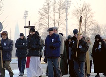 Modlitwa w drodze. W tle wieże bazyliki św. Antoniego i stadion, na którym w 1945 r. zamarzło lub zostało zastrzelonych przez Niemców 385 osób