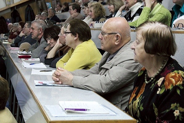 Studenci seniorzy podczas wykładu