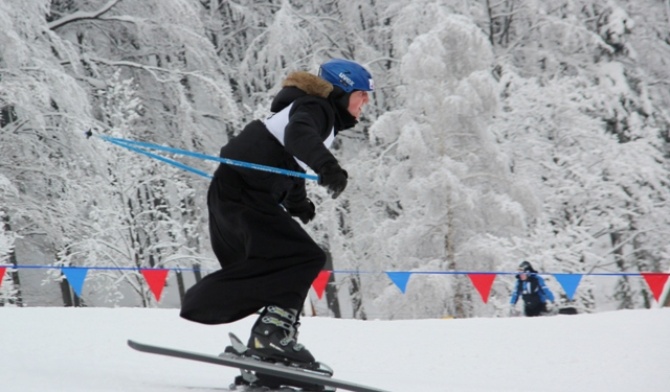 Zjazdy narciarzy w sutannach stały się tradycją - i atrakcją - tych zawodów...