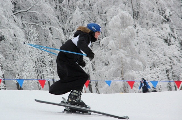 Zjazdy narciarzy w sutannach stały się tradycją - i atrakcją - tych zawodów...