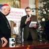  Podczas prezentacji książki kard. S. Dziwisz otrzymał od prezesa wydawnictwa „Znak” Henryka Woźniakowskiego jeden z pierwszych egzemplarzy