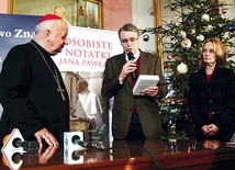  Podczas prezentacji książki kard. S. Dziwisz otrzymał od prezesa wydawnictwa „Znak” Henryka Woźniakowskiego jeden z pierwszych egzemplarzy