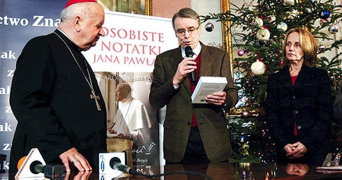 Podczas prezentacji książki kard. S. Dziwisz otrzymał od prezesa wydawnictwa „Znak” Henryka Woźniakowskiego jeden z pierwszych egzemplarzy