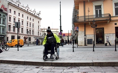  Dopiero jadąc na wózku, dostrzegłem różnicę między brukiem a gładkim asfaltem