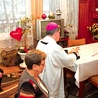 Powyżej: Wspólna modlitwa w domu państwa  Marii i Kazimierza Kapuścińskich