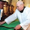  Roman Klimaszewski na co dzień służy w kościele od rana  do Mszy św. o 12.00
