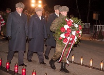 W uroczystościach rocznicowych wzięli udział żołnierze, przedstawiciele władz samorządowych, członkowie rodzin i przyjaciele poległych lotników
