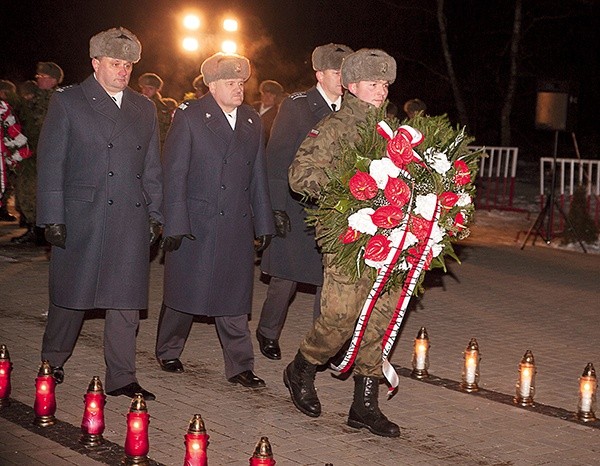 W uroczystościach rocznicowych wzięli udział żołnierze, przedstawiciele władz samorządowych, członkowie rodzin i przyjaciele poległych lotników