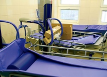  Na potrzeby oddziału zakupiono nowoczesne łóżka do mycia pacjentów