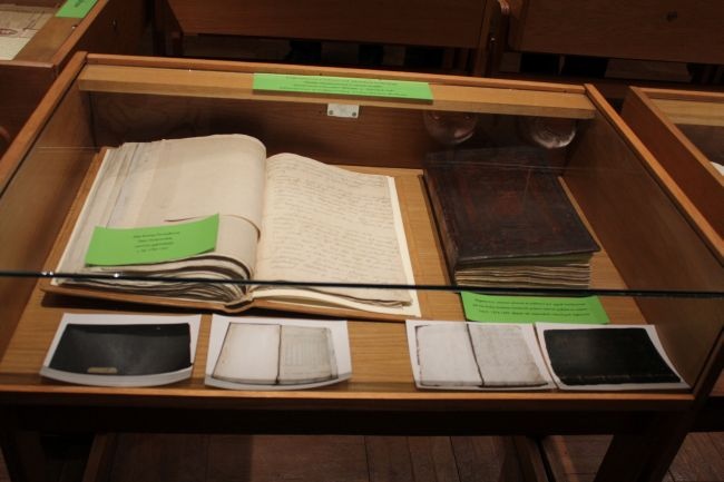 Pełna konserwacja obiektów objęła karty rękopisów i oprawę.