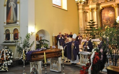 Msza św. pogrzebowa pod przewodnictwem bp. Marcinkowskiego została odprawiona w kościele św. Dominika na płockich Górkach