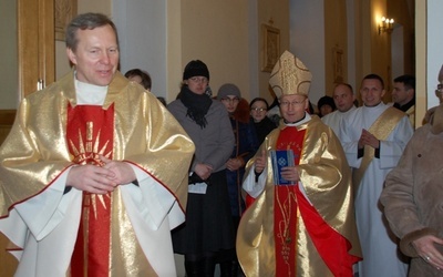 Mszy św. przewodniczył opat cystersów o. Eugeniusz Augustyn. Pierwszy z lewej ks. Piotr Turzyński