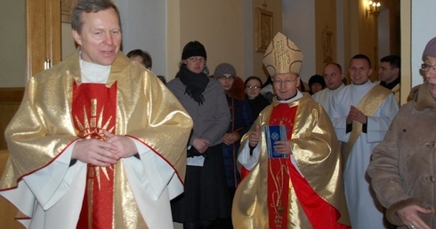 Mszy św. przewodniczył opat cystersów o. Eugeniusz Augustyn. Pierwszy z lewej ks. Piotr Turzyński