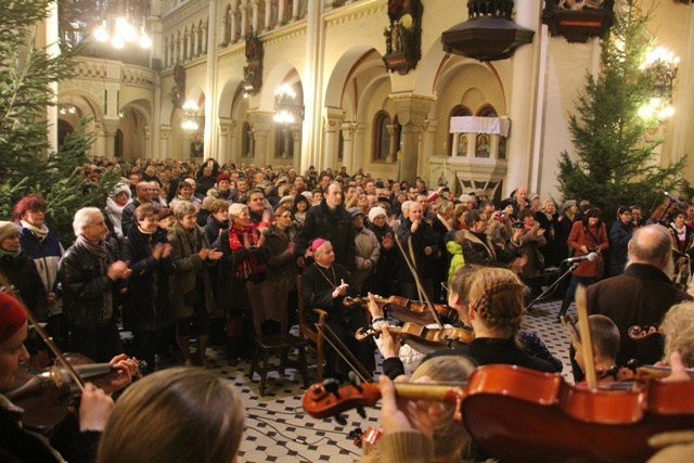 Koncert Józefa Skrzeka i górali dla Stecówki