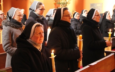 170 sióstr i 100 zakonników