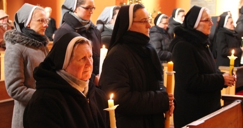 170 sióstr i 100 zakonników