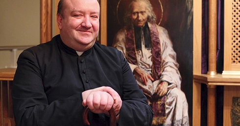 – Czułem, jak Pan Bóg mnie oczyszcza i ogołaca. Ale ta pustynia dodała mi skrzydeł – wyznaje  ks. Marek Antosz. Diagnoza: noga Charcota, zaćma