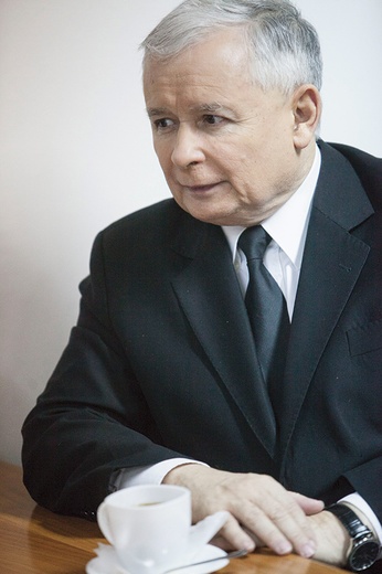 Jarosław Kaczyński  jest twórcą i prezesem Prawa i Sprawiedliwości, wcześniej stworzył też partię Porozumienie Centrum. W okresie PRL był działaczem demokratycznej opozycji. Po zwycięstwie przez PiS wyborów parlamentarnych w 2005 r. stworzył rząd, którego był premierem w latach 2006–2007. W 2010 r. startował w przedterminowych wyborach prezydenckich jako kandydat PiS. Jest doktorem nauk prawnych. Ma 64 lata.