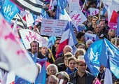 2 lutego 2014 r. Przez Paryż po raz kolejny przeszła kilkusettysięczna manifestacja w proteście przeciwko wprowadzaniu we Francji praw uderzających w rodzinę