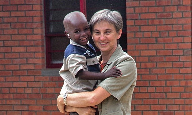 Siostra Barbara z najmłodszym podopiecznym hospicjum, czteroletnim chorym na AIDS Fabrice