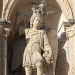 Św. Michał z portalu nad wejściem to patron tego miejsca