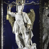 W centrum bazyliki znajduje się figura św. Michała trzymającego szatana na smyczy